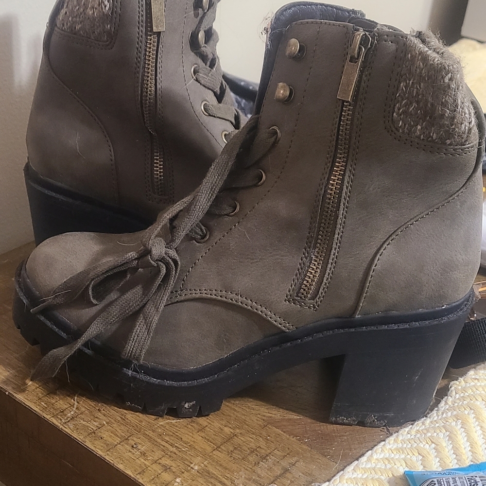Size 9 torrid combat boots